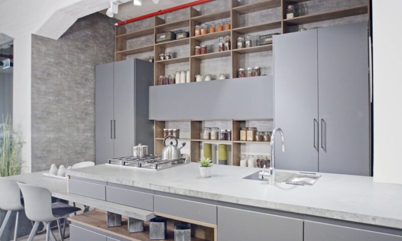 prikaz sivo bele kuhinje 