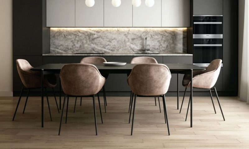 priakz elegantne kuhinje sa roze stolicama za ručavanje, tapetom peskaste boje i elementima crno bele boje