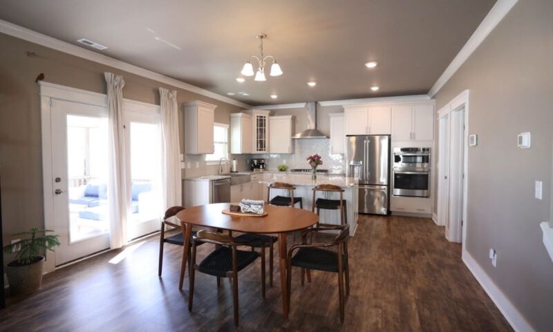 prikaz elegantnog dnevnog boravka sa kuhinjom i dobro urađenog spuštenog plafona